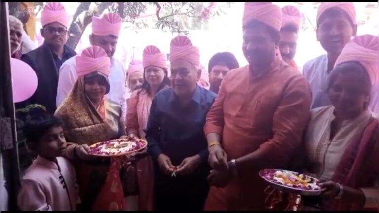Holi 2023: Unnao couple starts startup, ‘Natural Color’ will be made from cow dung
